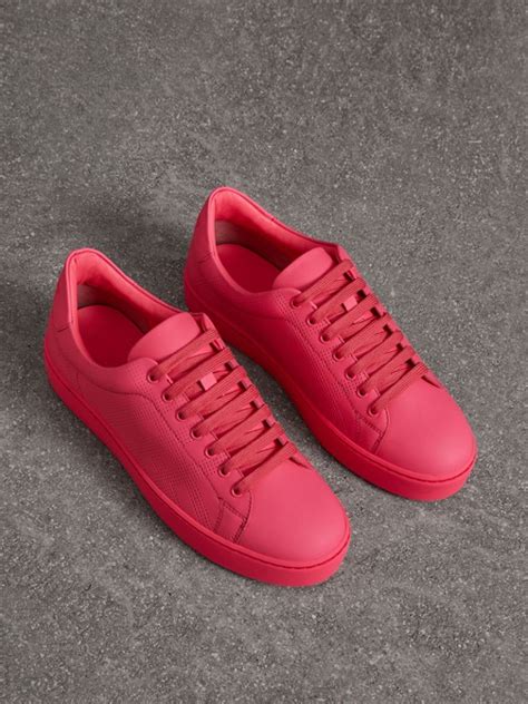 pink burberry shows